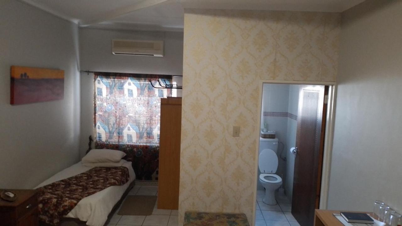 Larochelle Guesthouse Keetmanshoop Bilik gambar