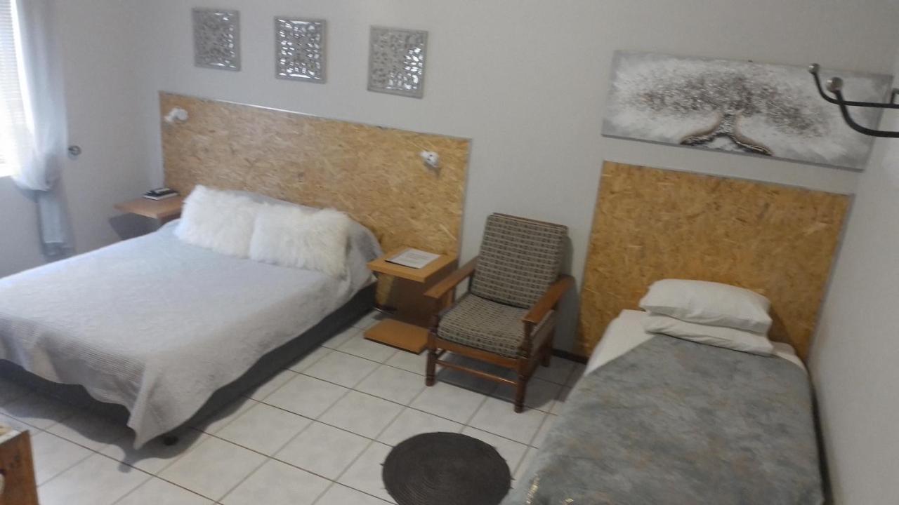 Larochelle Guesthouse Keetmanshoop Bilik gambar