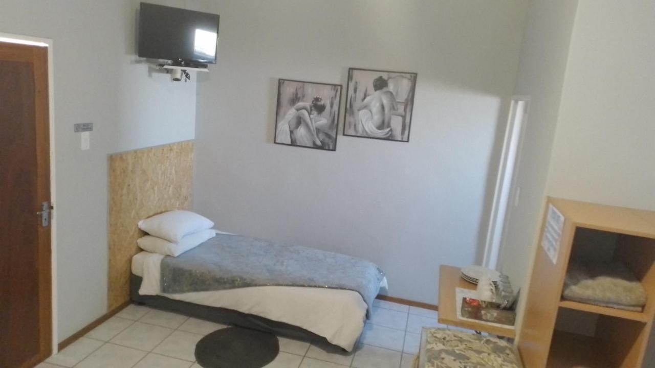 Larochelle Guesthouse Keetmanshoop Bilik gambar