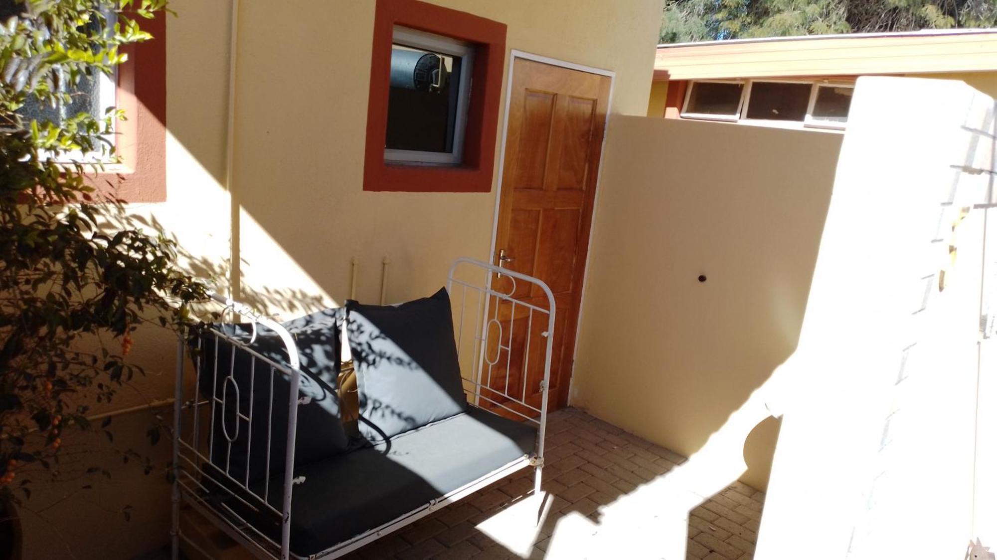 Larochelle Guesthouse Keetmanshoop Bilik gambar