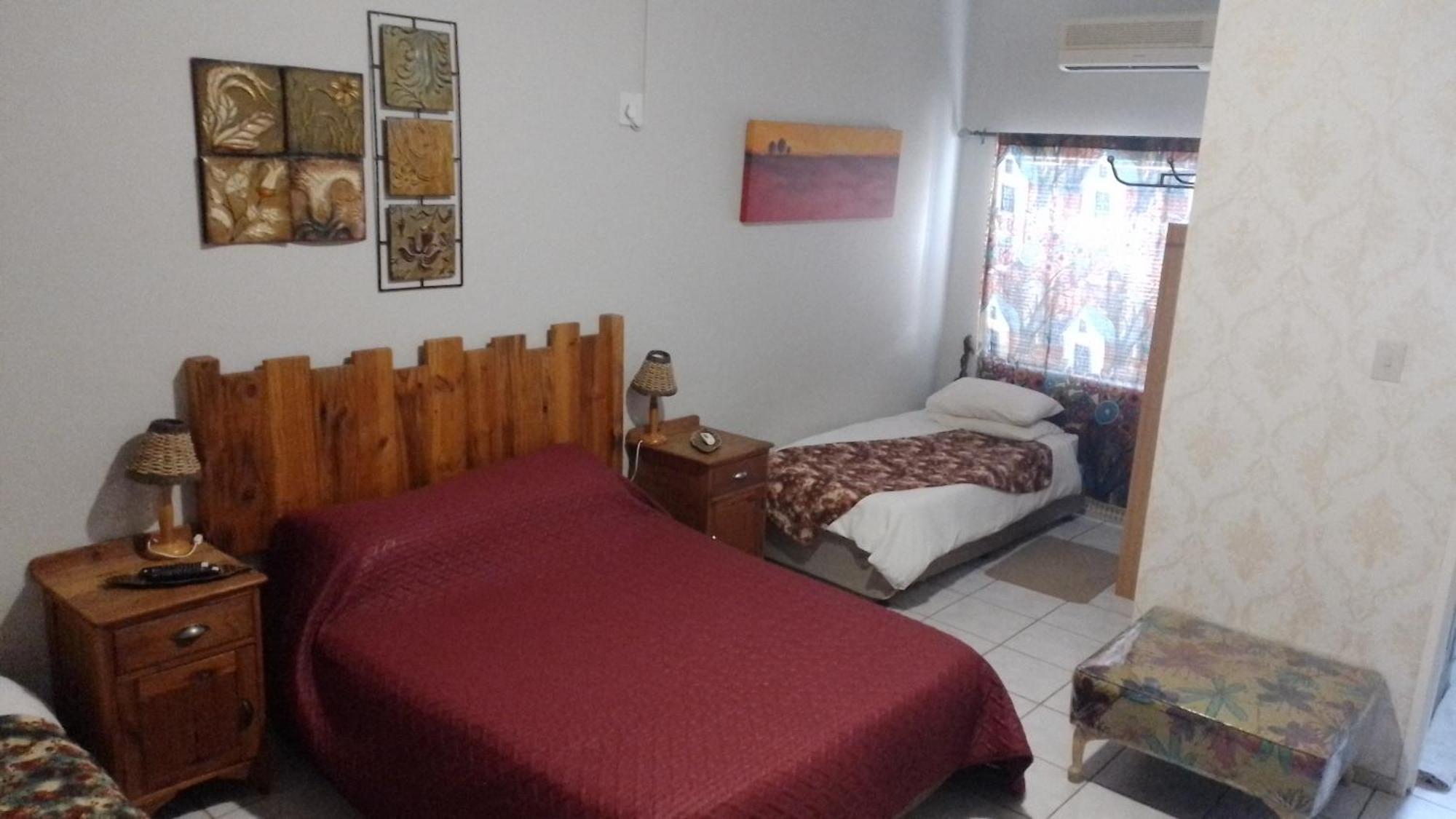Larochelle Guesthouse Keetmanshoop Bilik gambar