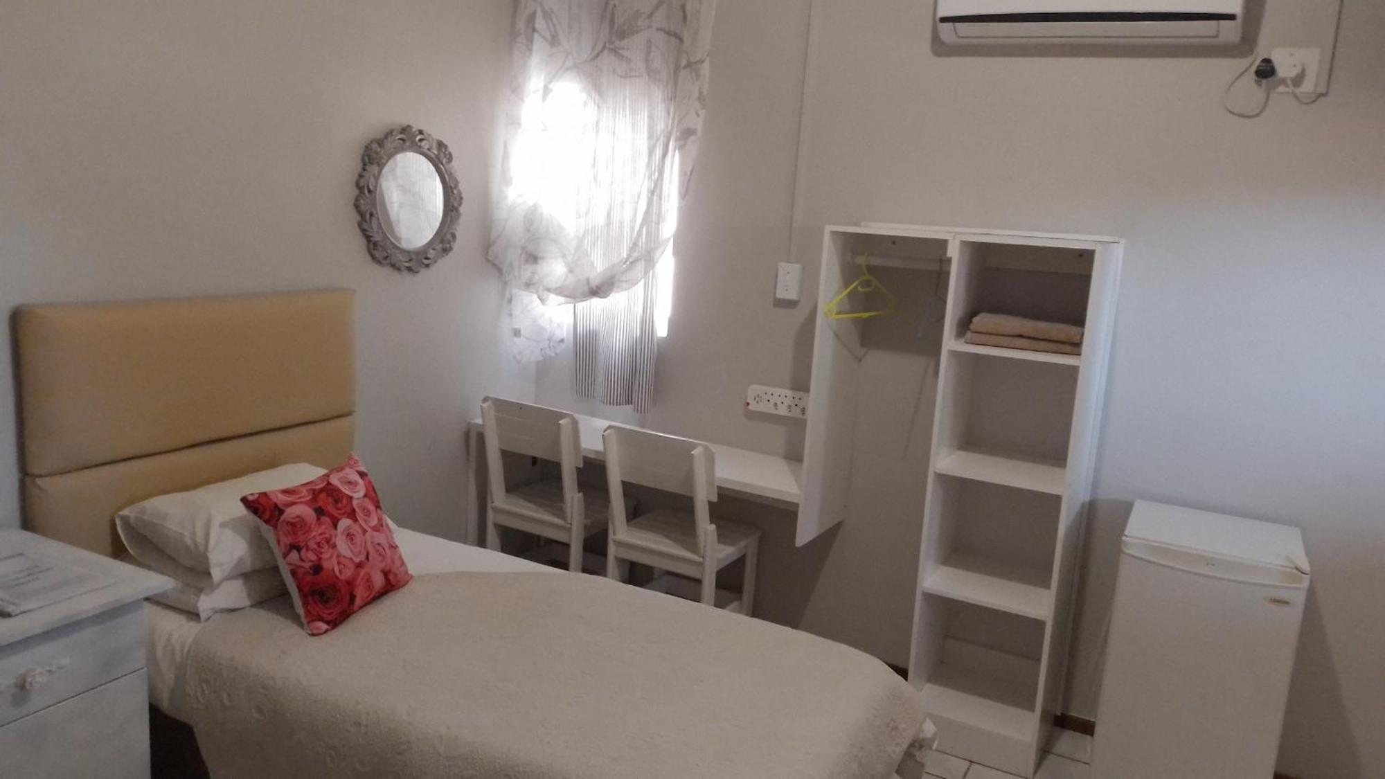 Larochelle Guesthouse Keetmanshoop Bilik gambar